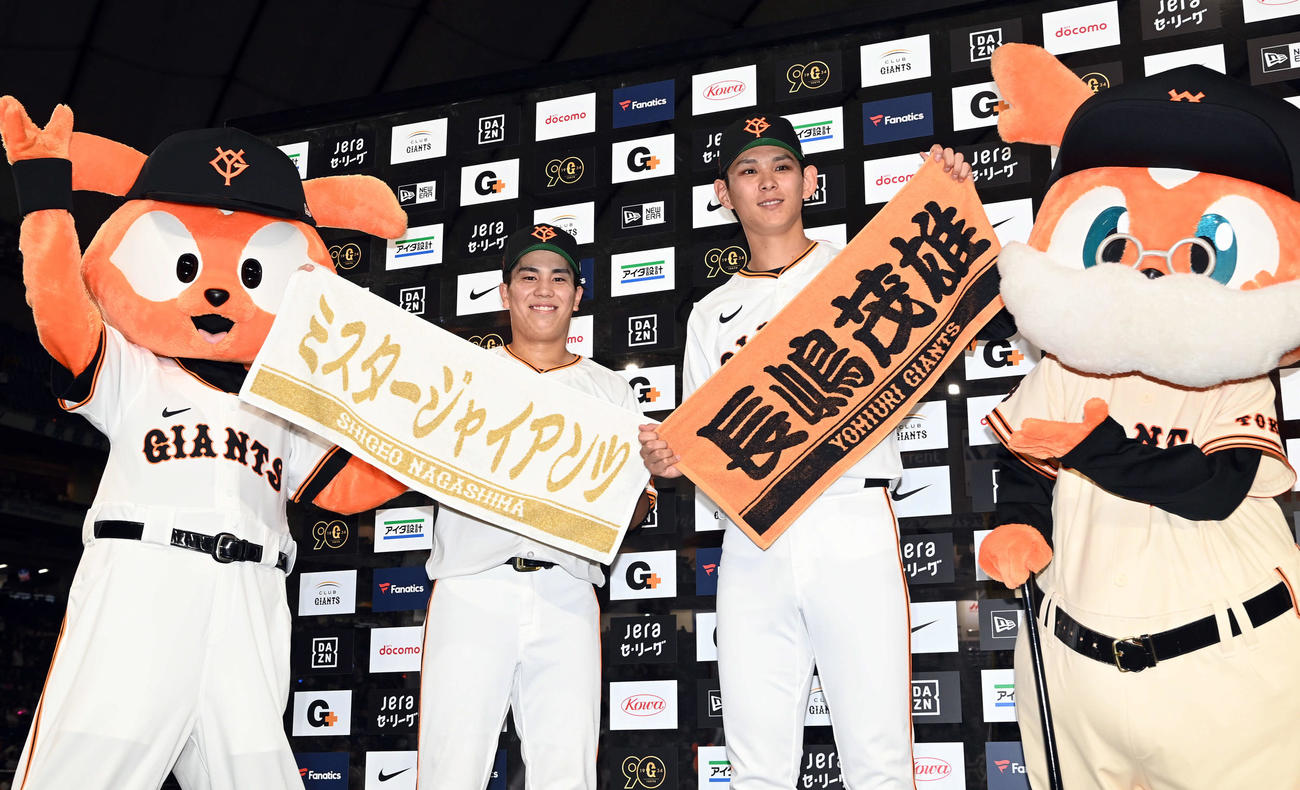 巨人対阪神　阪神に勝利し笑顔でポーズを決める巨人門脇（左）と泉（撮影・たえ見朱実）