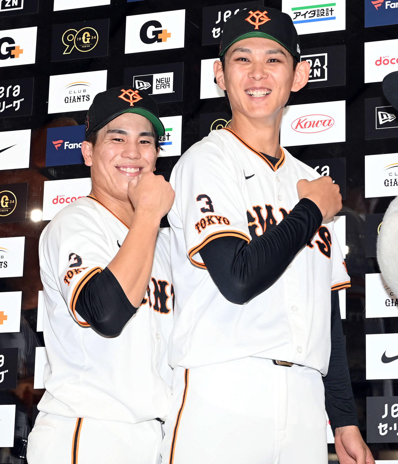 巨人対阪神　阪神に勝利し笑顔でポーズを決める巨人門脇（左）と泉（撮影・たえ見朱実）