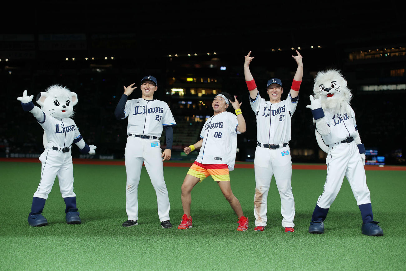 西武対ソフトバンク　ソフトバンクに勝利し、サンシャイン池崎（中央）と「ジャスティス」を決める西武武内（左から2人目）と炭谷（撮影・河田真司）