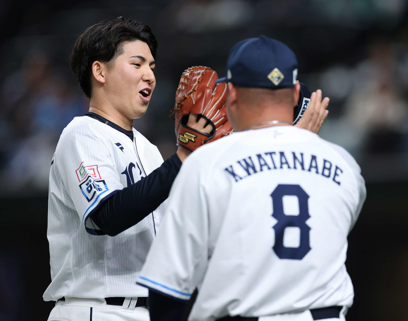 西武対ソフトバンク　6回表ソフトバンク2死三塁、柳田を空振り三振に仕留め、笑顔でベンチに戻る武内（撮影・河田真司）