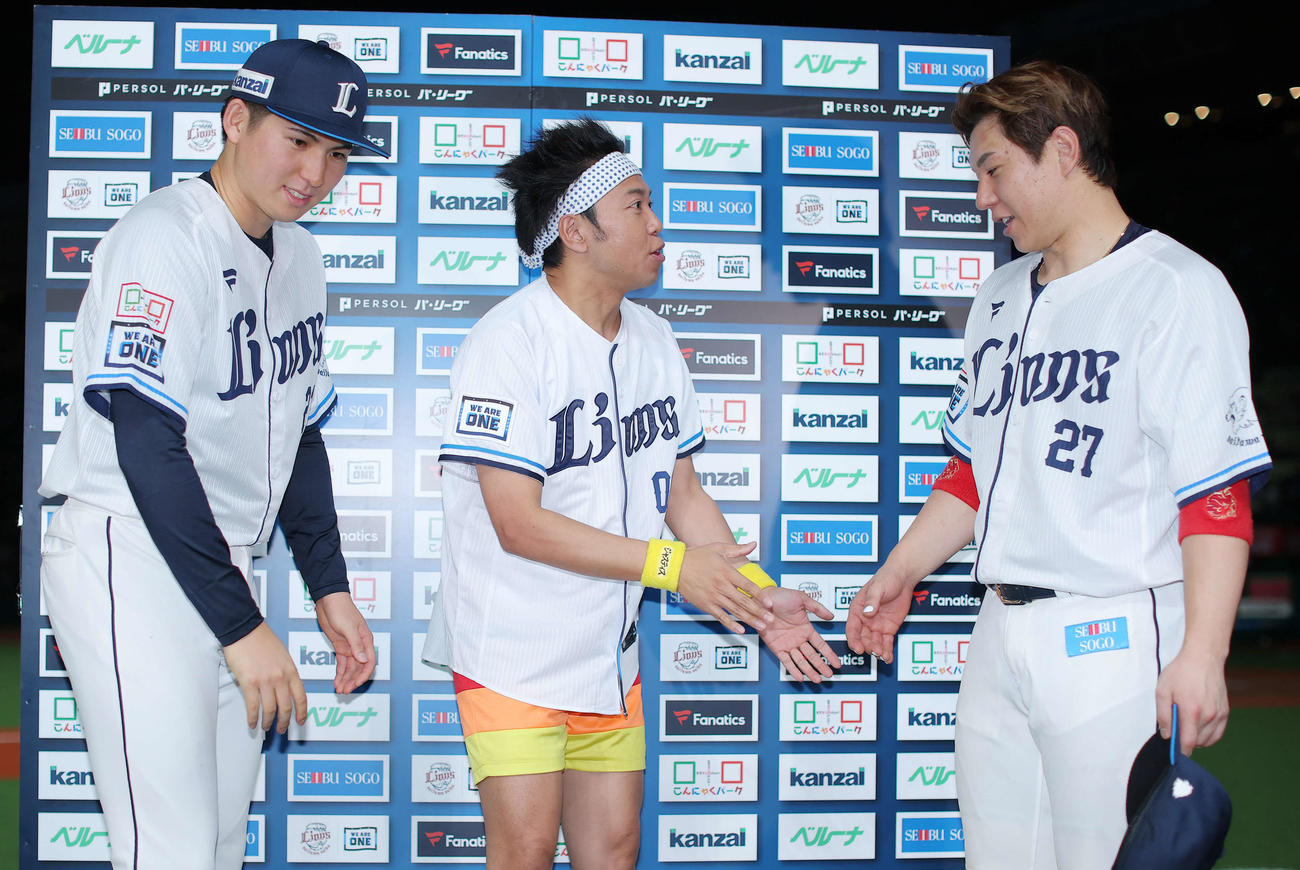 西武対ソフトバンク　試合後、西武武内（左）と炭谷（右）と握手を交わすサンシャイン池崎（撮影・河田真司）