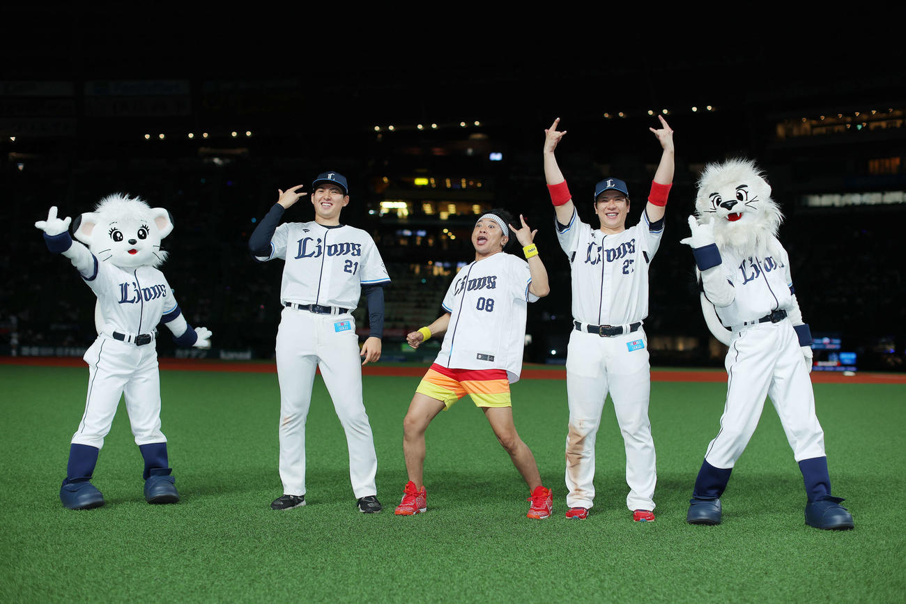 西武対ソフトバンク　ソフトバンクに勝利し、サンシャイン池崎（中央）と「ジャスティス」を決める西武武内（左から2人目）と炭谷（撮影・河田真司）