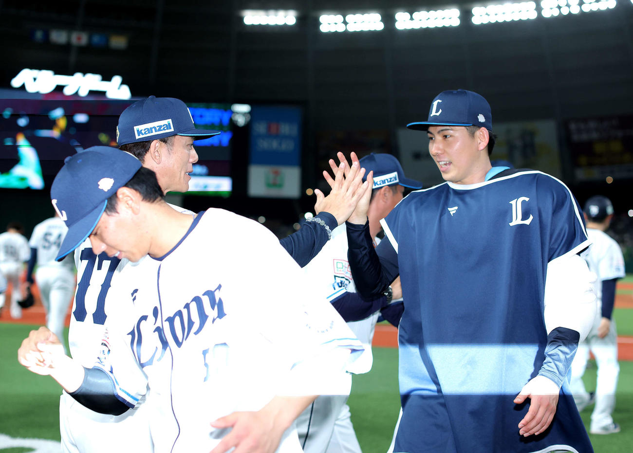 西武対ソフトバンク　ソフトバンクに勝利し、松井監督（後方左）とタッチを交わす西武武内（撮影・河田真司）