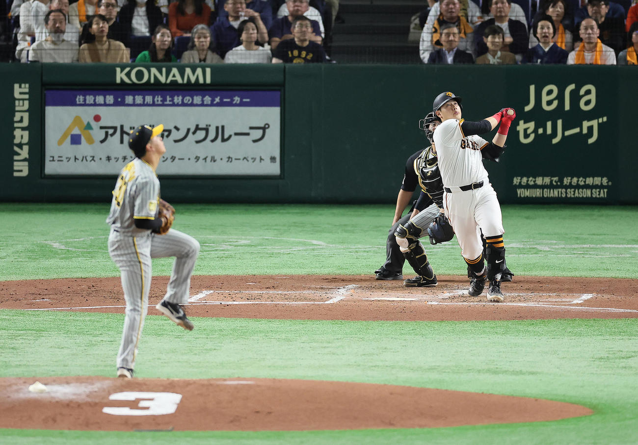 巨人対阪神　2回裏巨人2死二塁、岡本和は左越え2点本塁打を放つ。投手門別（撮影・足立雅史）