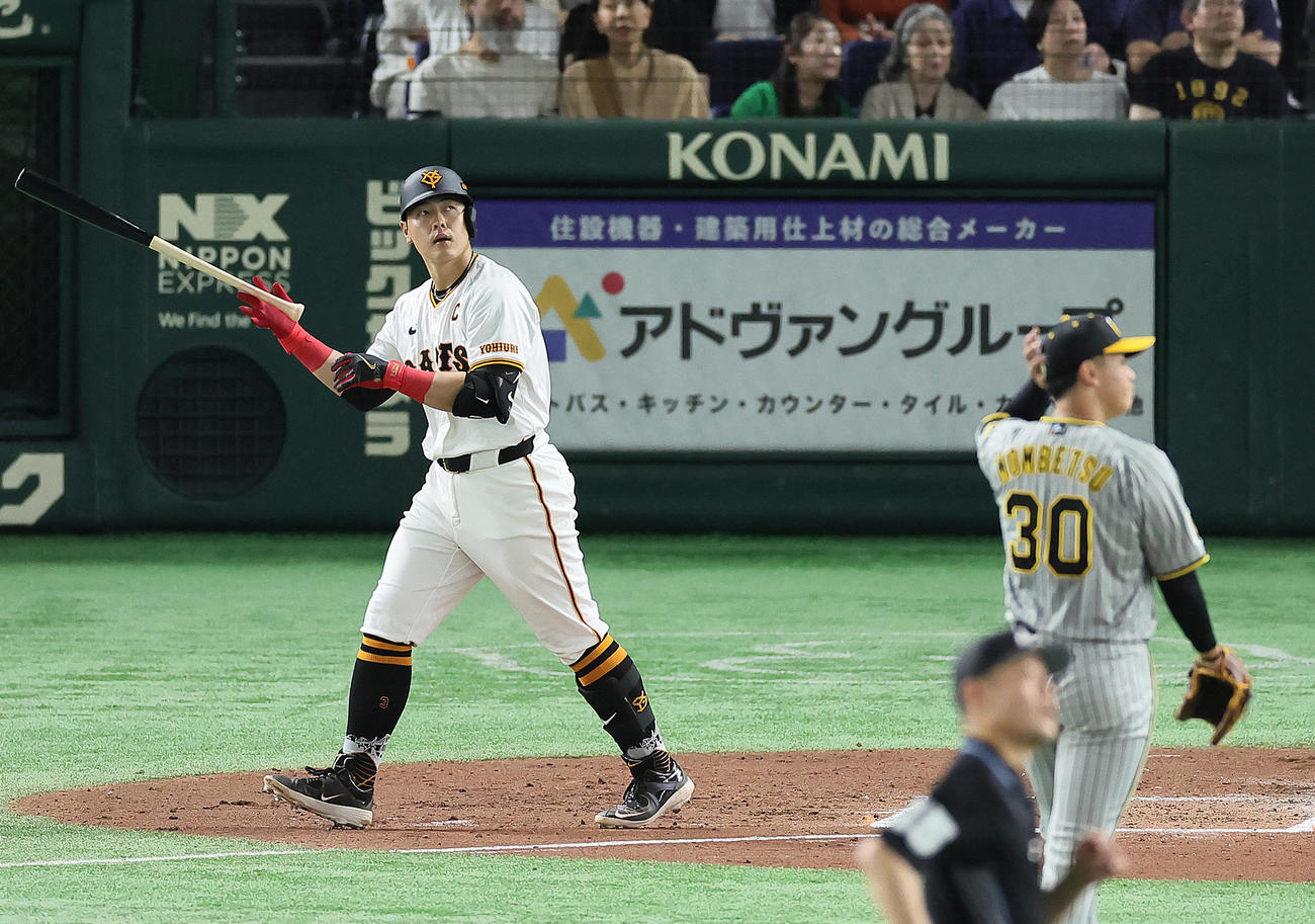 巨人対阪神　2回裏巨人2死二塁、岡本和は左越え2点本塁打を放つ。投手門別（撮影・足立雅史）
