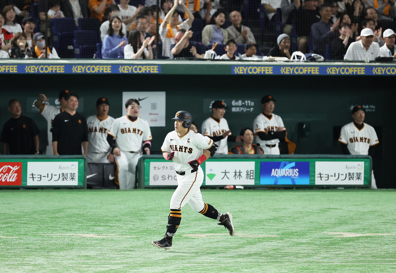 巨人対阪神　2回裏巨人2死二塁、岡本和は左越え2点本塁打を放つ（撮影・足立雅史）