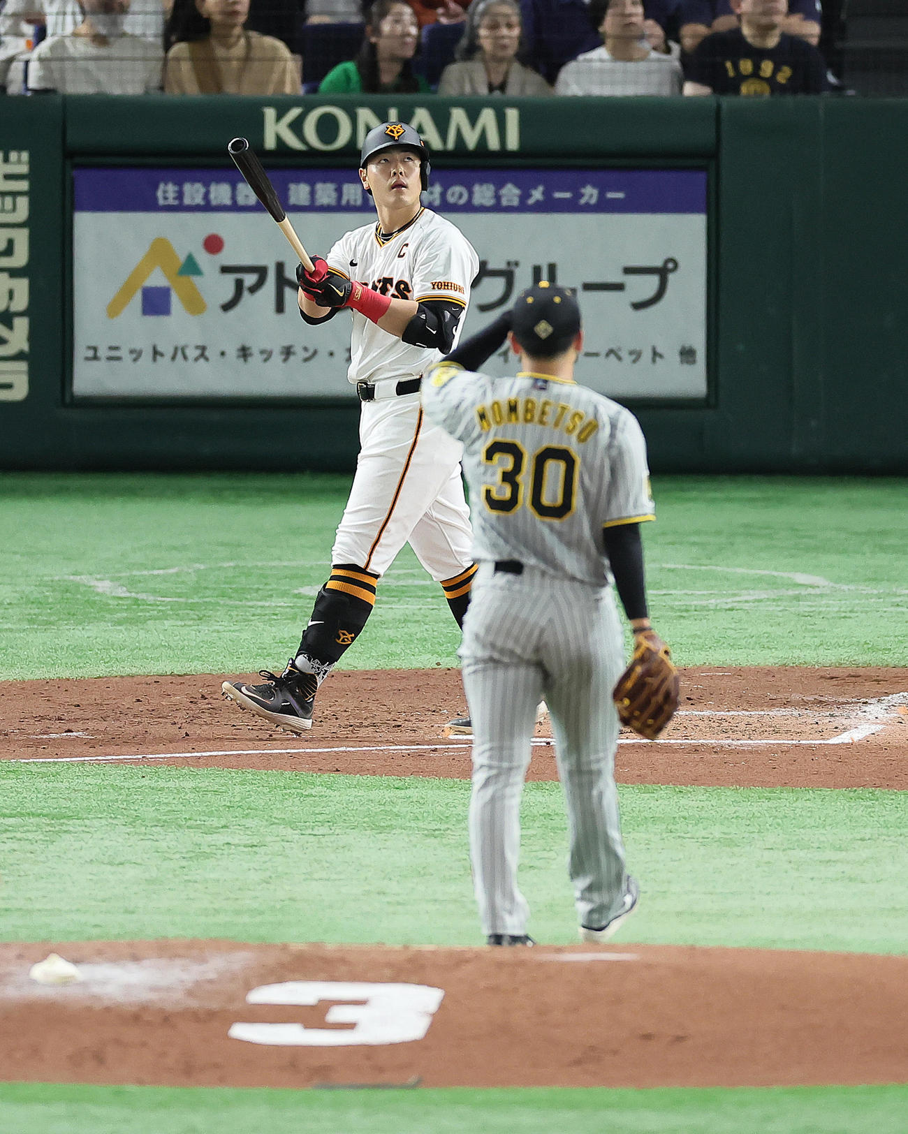 巨人対阪神　2回裏巨人2死二塁、岡本和は左越え2点本塁打を放つ。投手門別（撮影・足立雅史）