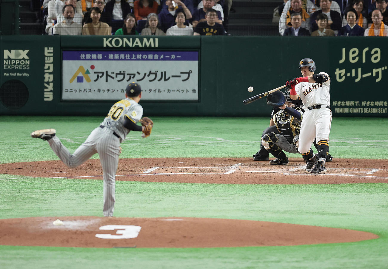 巨人対阪神　2回裏巨人2死二塁、岡本和は左越え2点本塁打を放つ。投手門別（撮影・足立雅史）