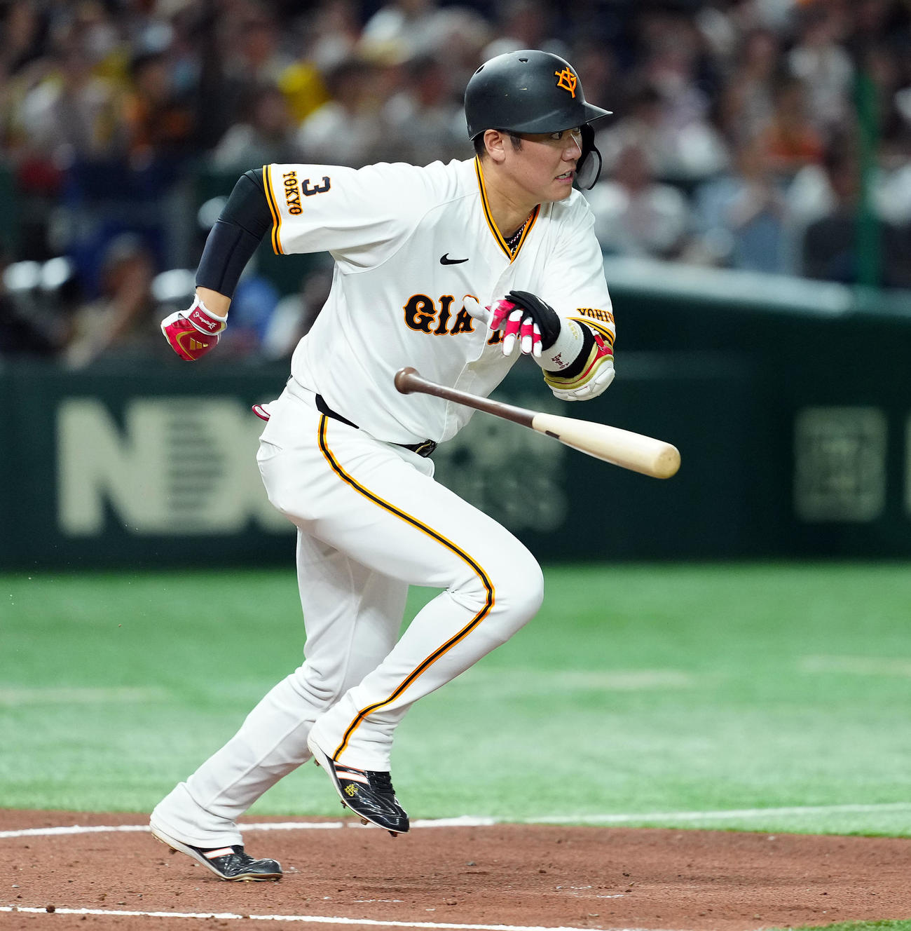 巨人対阪神　8回裏巨人無死、右前に安打を放った坂本（撮影・たえ見朱実）