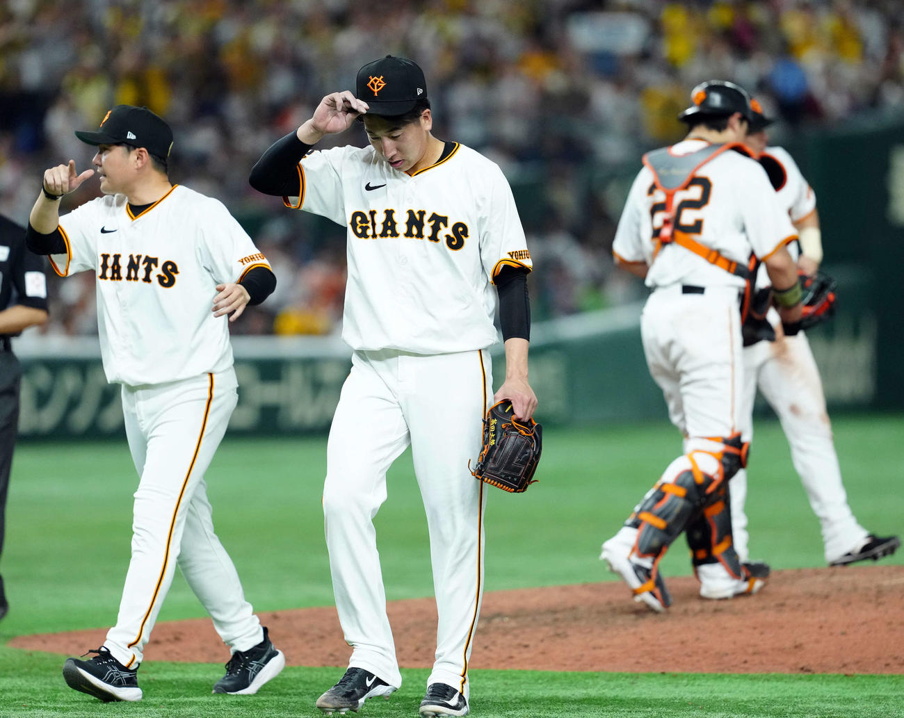 巨人対阪神　9回途中でマウンドを降りる巨人大勢（撮影・たえ見朱実）