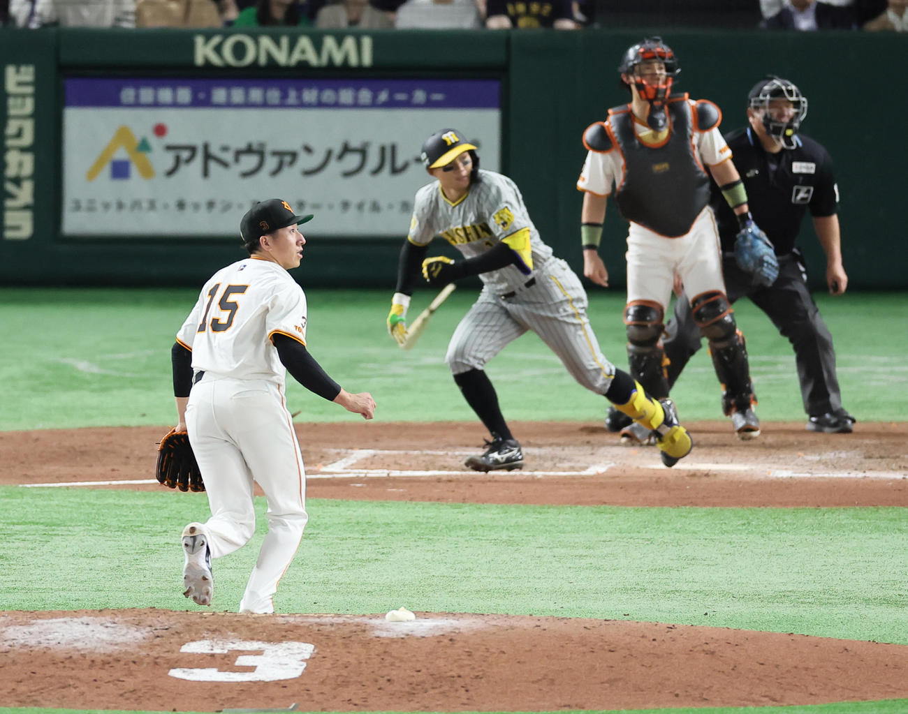 巨人対阪神　9回表阪神2死一、二塁、森下に左前適時打を浴びる大勢（撮影・足立雅史）