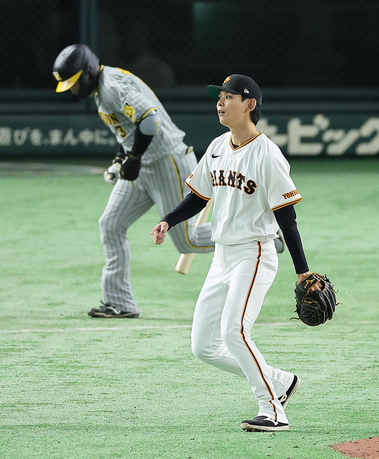 巨人対阪神　9回表阪神2死一、三塁、大山（後方）を二飛に仕留めプロ初セーブを挙げた泉（撮影・足立雅史）