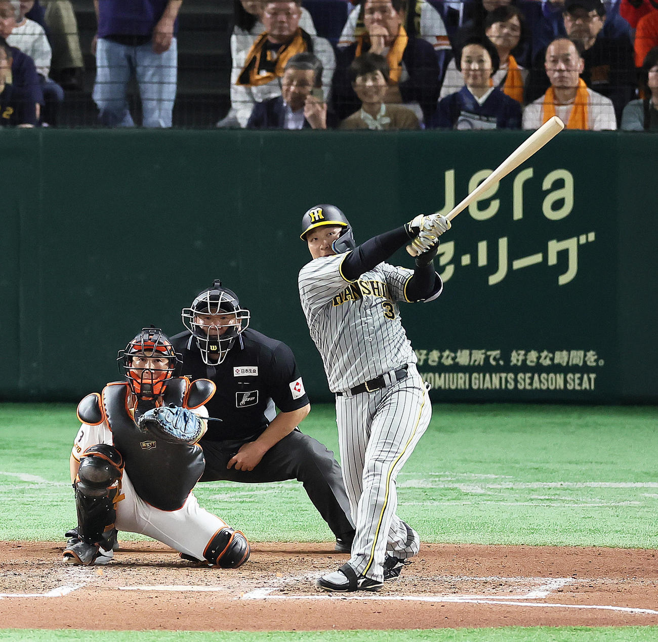巨人対阪神　8回表阪神1死、ソロ本塁打を放つ大山（撮影・足立雅史）