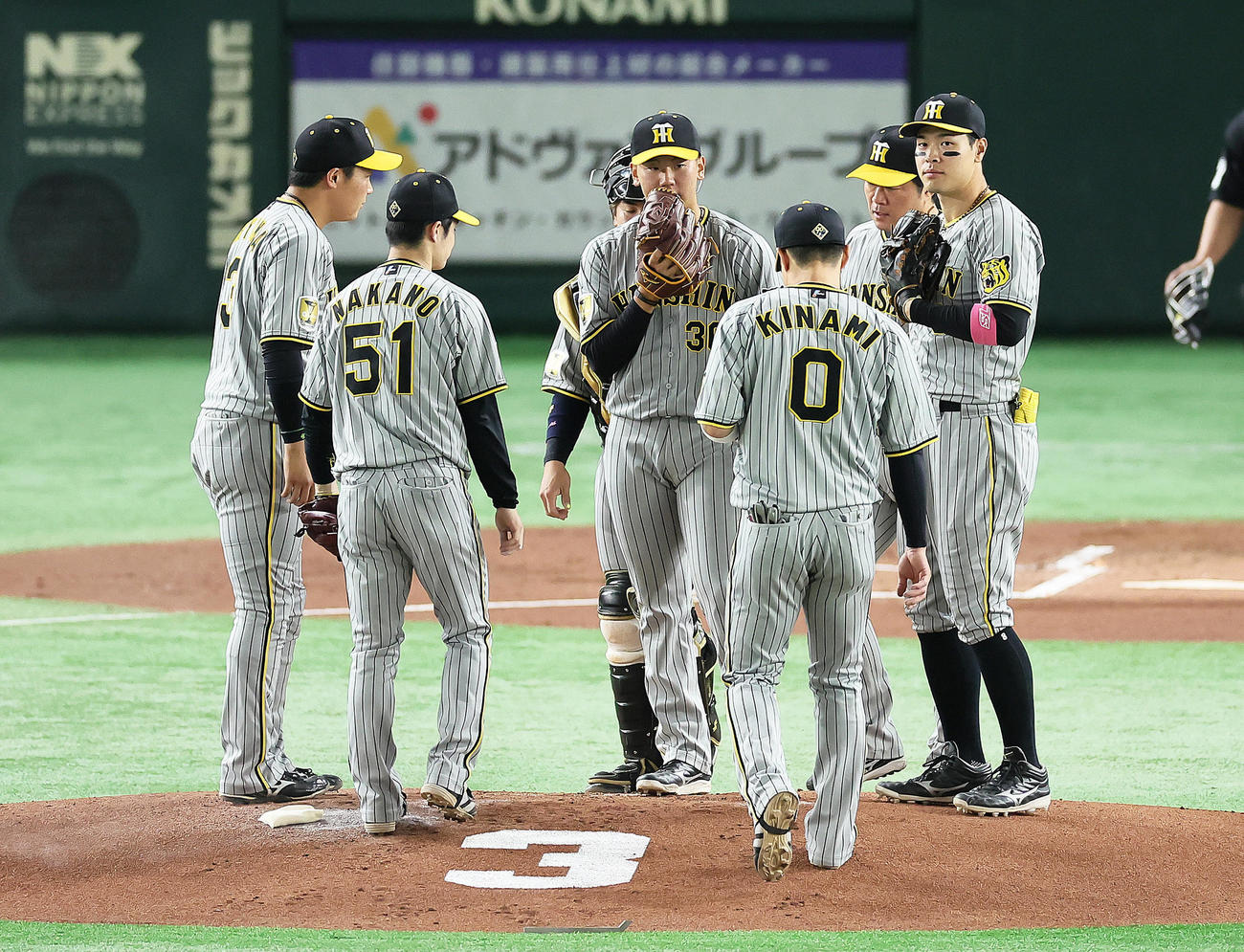 巨人対阪神　1回、失点しマウンドに集まる門別（中央）ら（撮影・足立雅史）