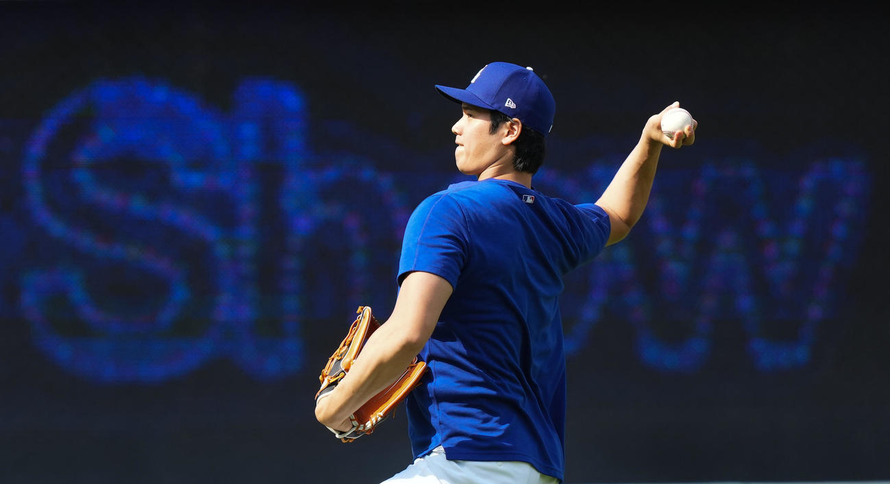 ドジャース対ブレーブス　試合前、キャッチボールで調整するドジャース大谷（撮影・菅敏）
