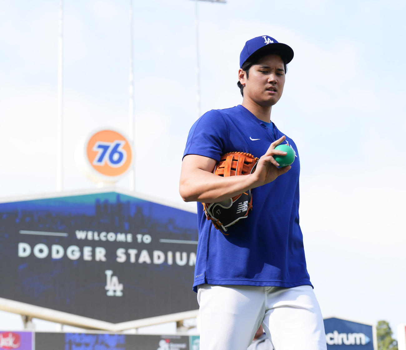 ドジャース対ブレーブス　試合前、キャッチボールを終え、ロッカールームに戻るドジャース大谷（撮影・菅敏）