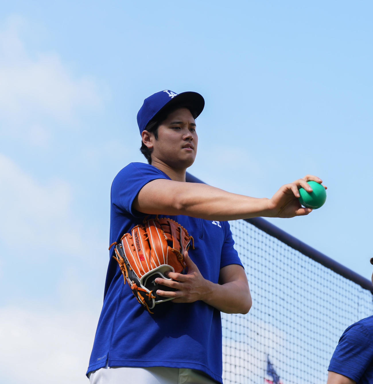 ドジャース対ブレーブス　試合前、キャッチボールを終え、ロッカールームに戻るドジャース大谷（撮影・菅敏）