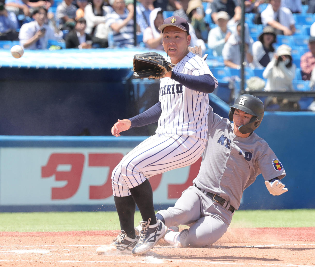 慶大対立大　9回表慶大2死三塁、吉野（左）の暴投で生還する清原（撮影・野上伸悟）