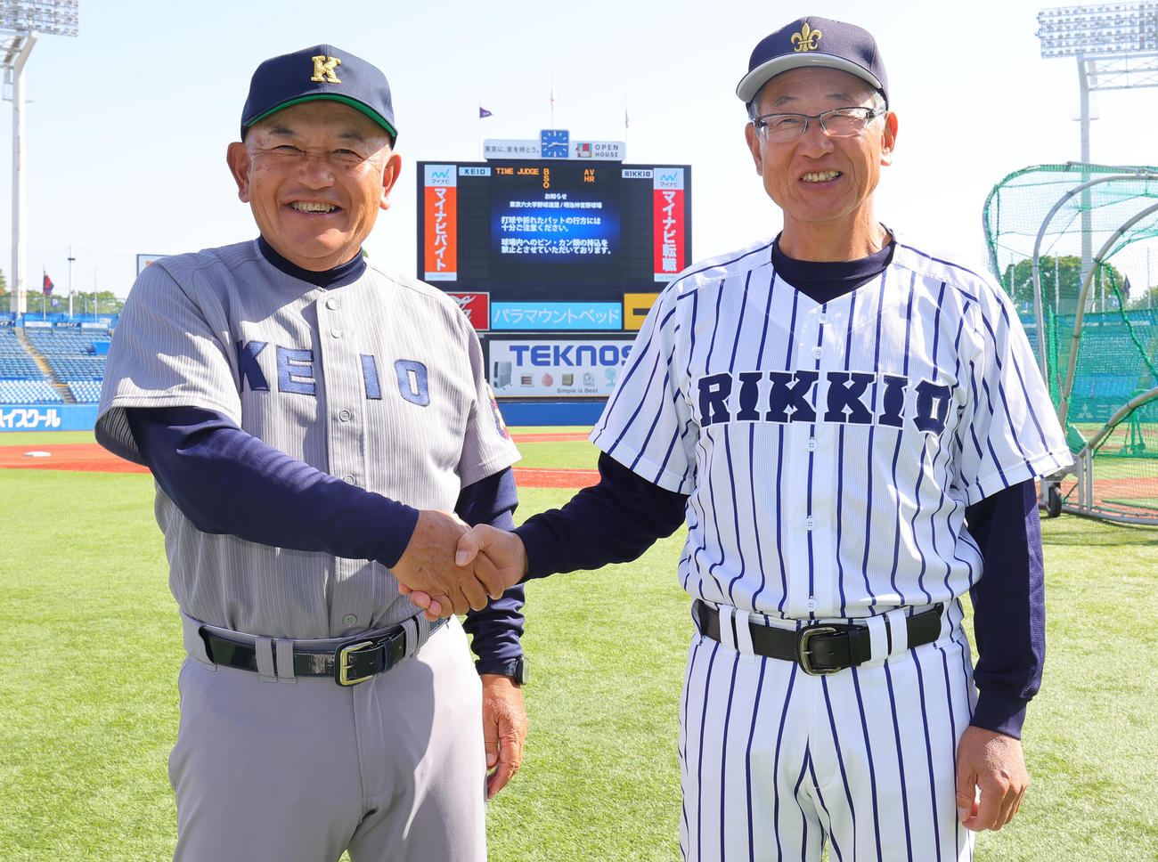 慶大対立大　試合前に健闘を誓いあう、韮山高同級生の慶大・堀井監督と立大・木村監督（撮影・野上伸悟）