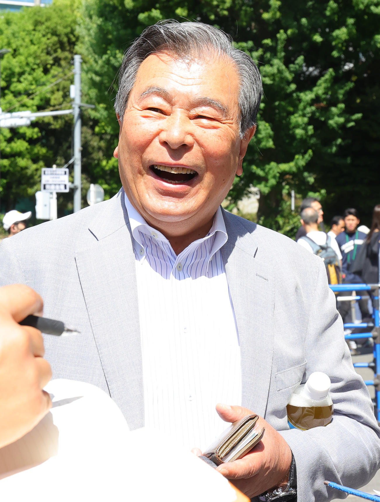慶大対立大　観戦に訪れた、慶大・堀井監督と立大・木村監督の韮山高時代の監督だった豊岡三島市長（撮影・野上伸悟）