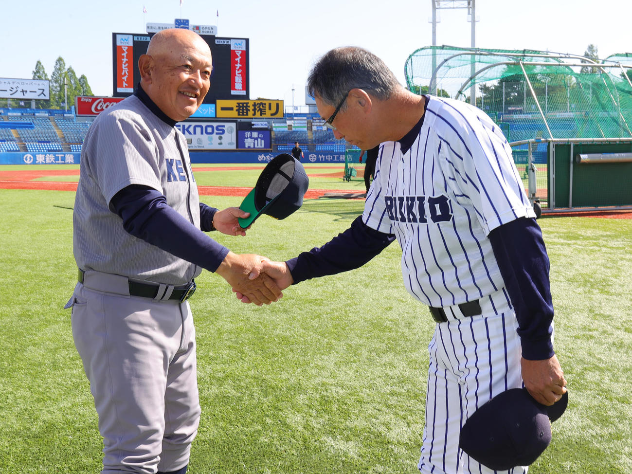 慶大対立大　試合前に健闘を誓いあう、韮山高同級生の慶大・堀井監督と立大・木村監督（撮影・野上伸悟）
