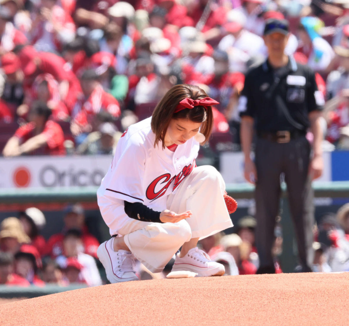 広島対DeNA　始球式で投げる神田愛花（撮影・加藤孝規）