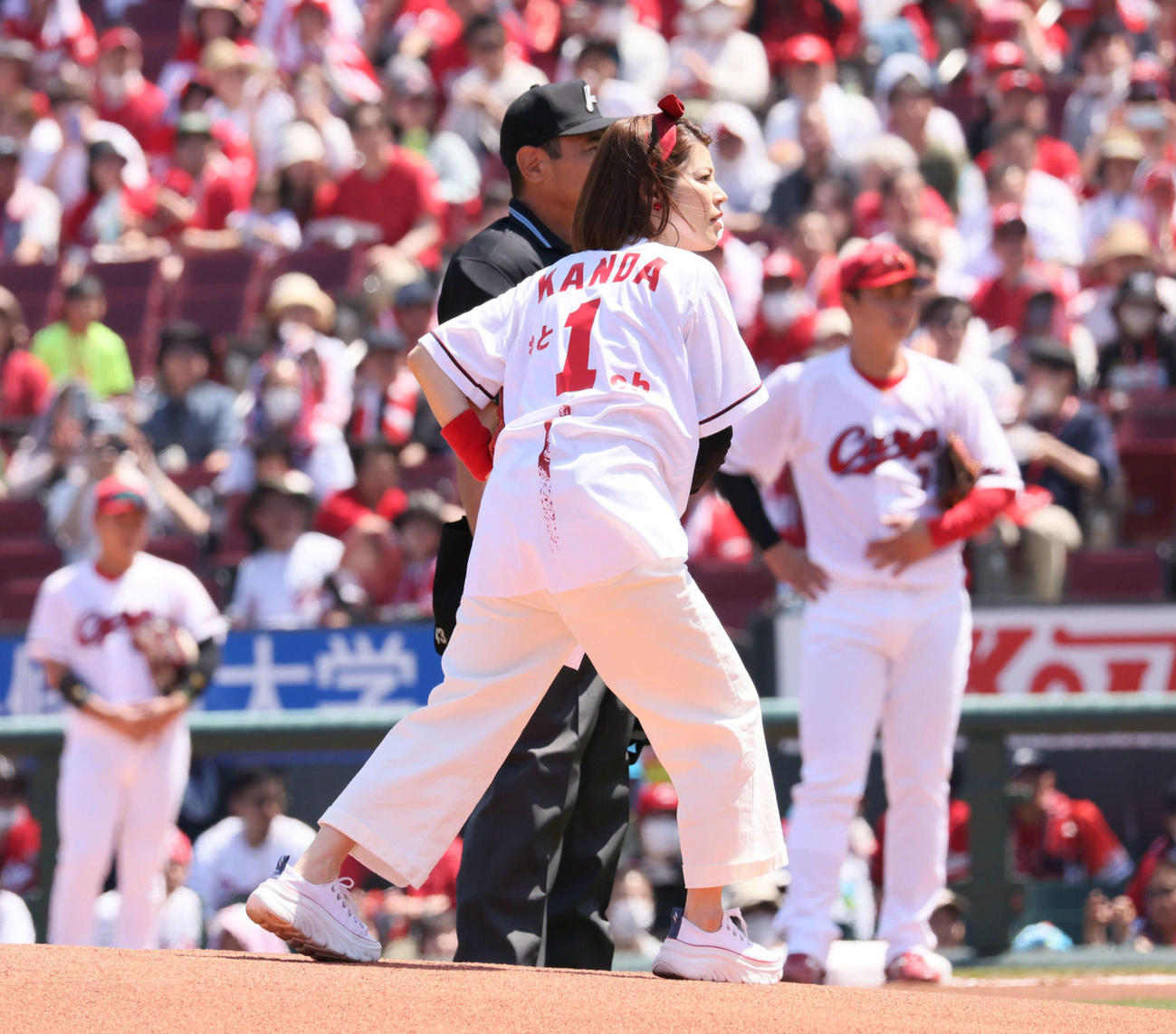 広島対DeNA　始球式で投げる神田愛花（撮影・加藤孝規）