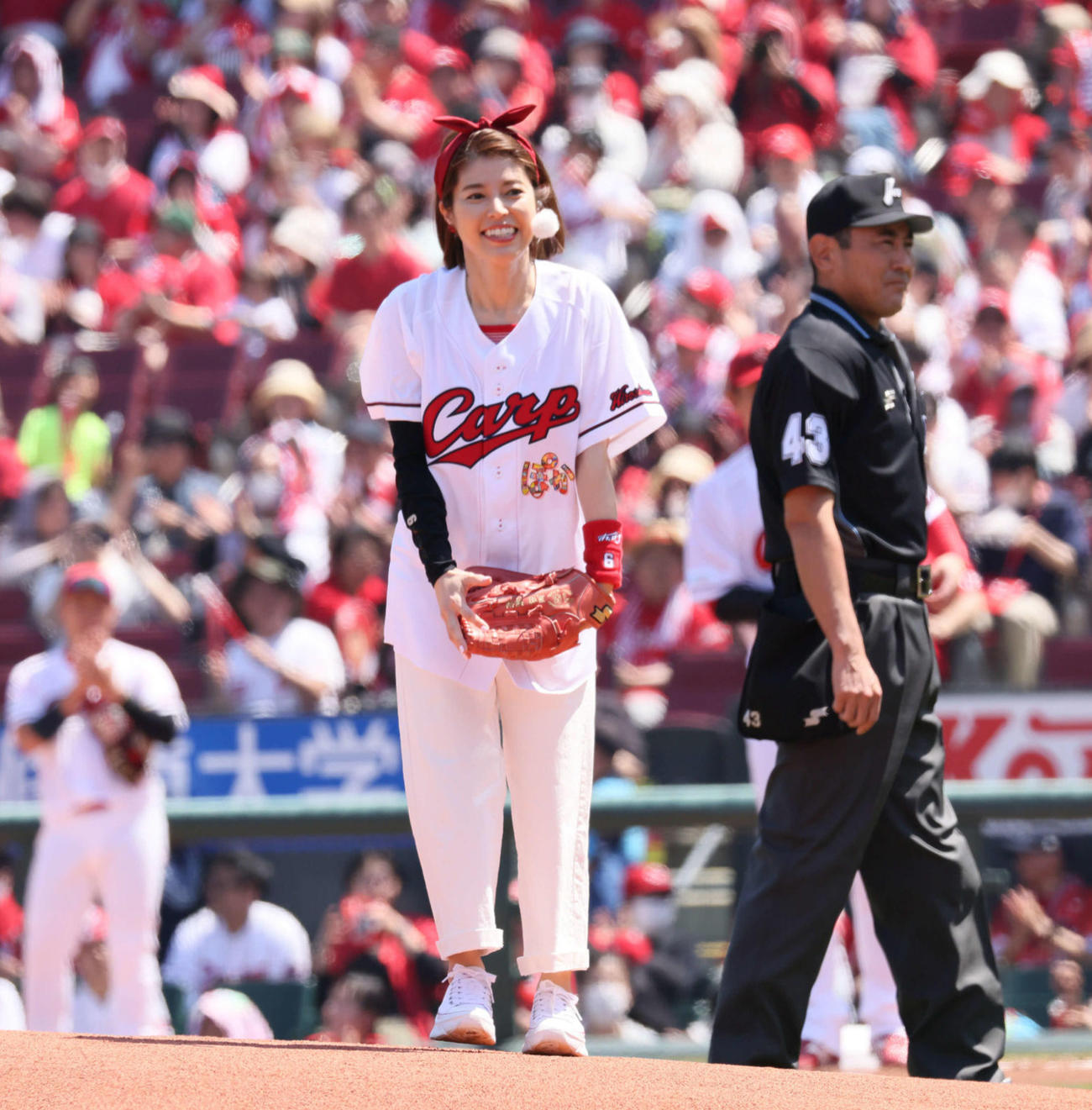 広島対DeNA　始球式で投げる神田愛花（撮影・加藤孝規）