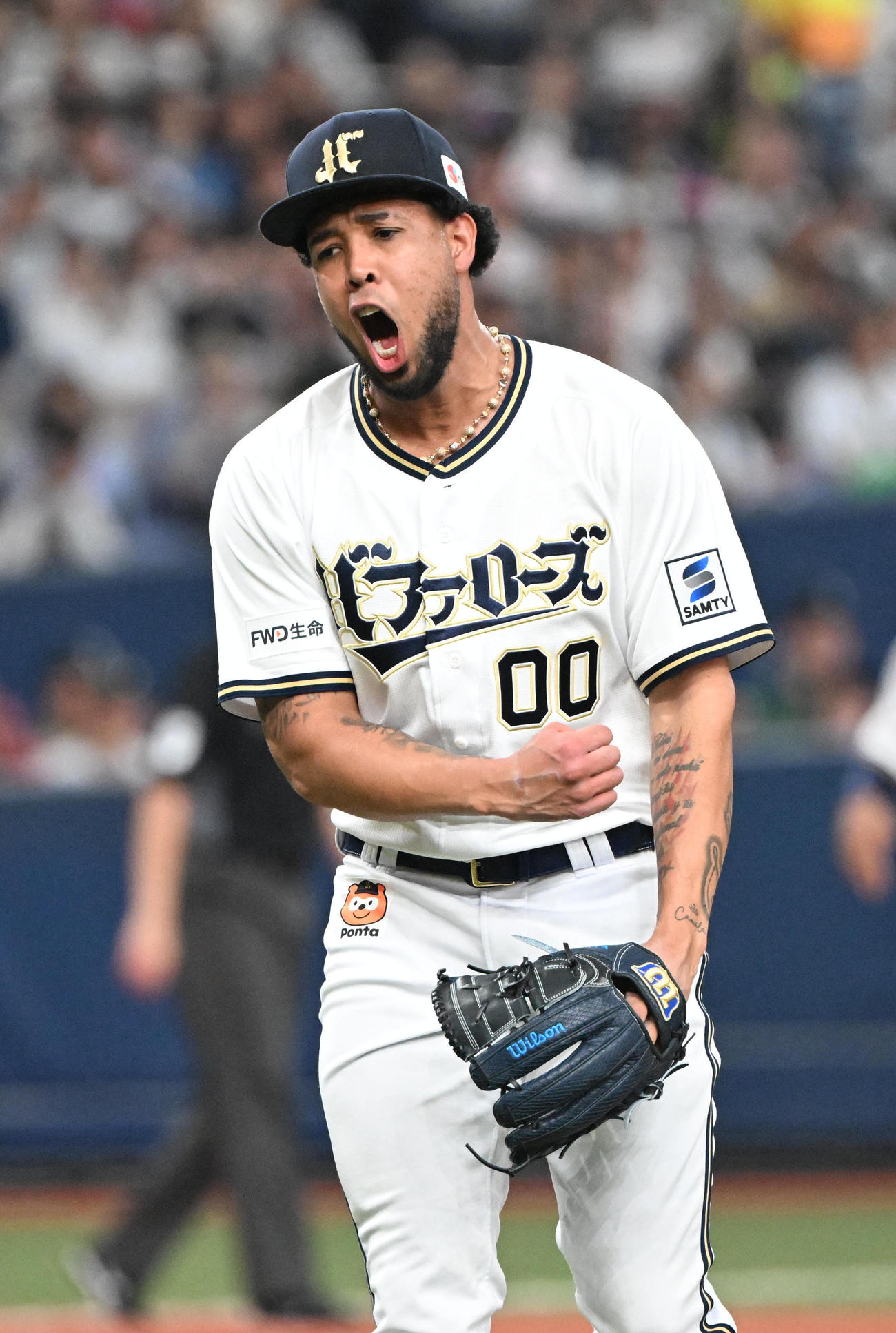 オリックス対日本ハム　6回表日本ハム1死三塁、ピンチから2者連続三振としガッツポーズするエスピノーザ（撮影・和賀正仁）