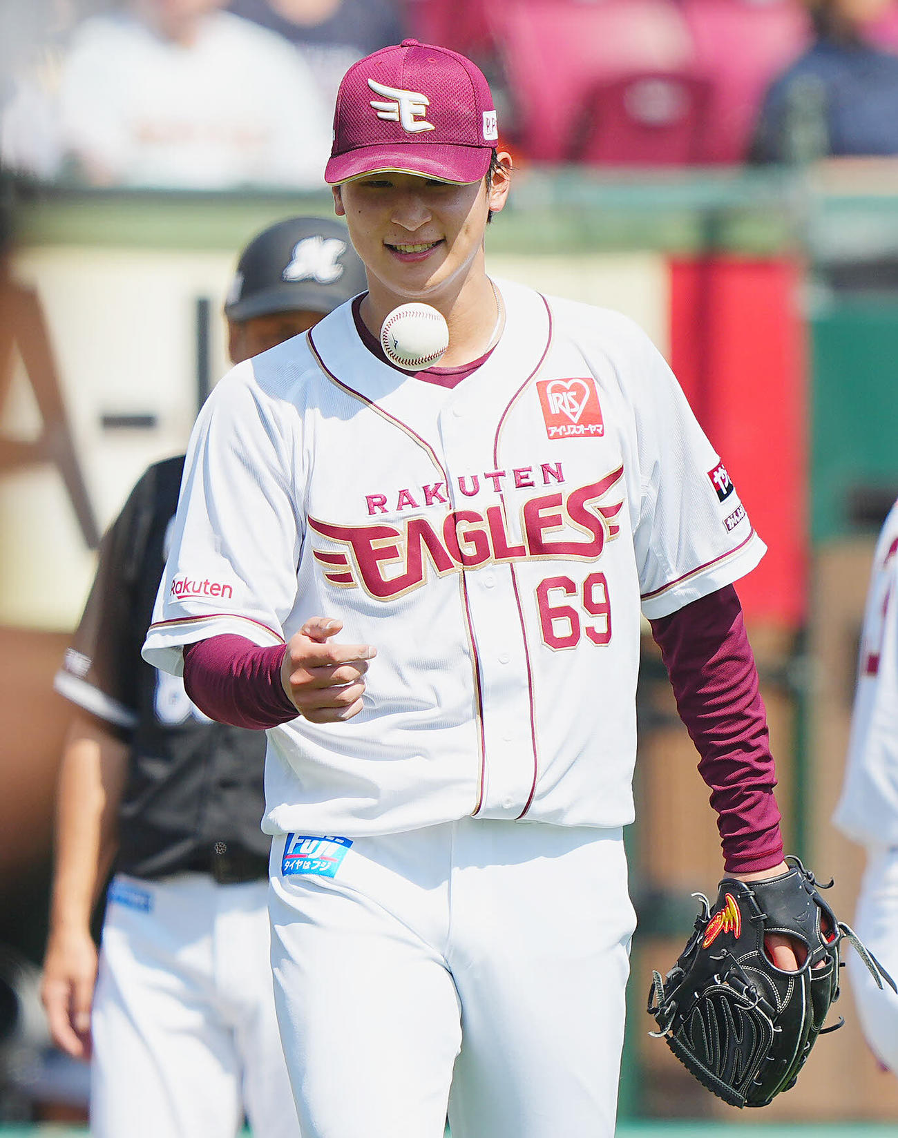 楽天対ロッテ　4回表ロッテ1死一、三塁、石川の投ゴロで三走角中を仕留め笑顔を見せる内（撮影・垰建太）