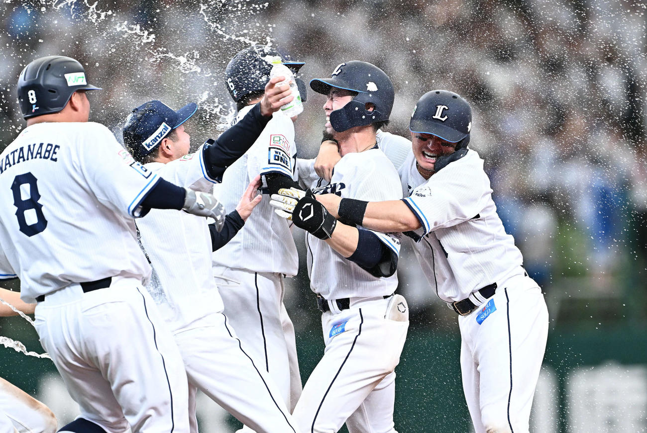 西武対ソフトバンク　10回裏西武2死満塁、サヨナラ打を放った外崎（右から2人目）はウオーターシャワーで祝福される（撮影・滝沢徹郎）