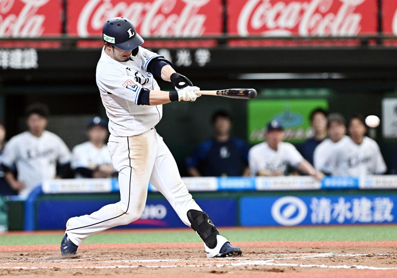 西武対ソフトバンク　10回裏西武2死満塁、外崎は中前にサヨナラ打を放つ（撮影・滝沢徹郎）