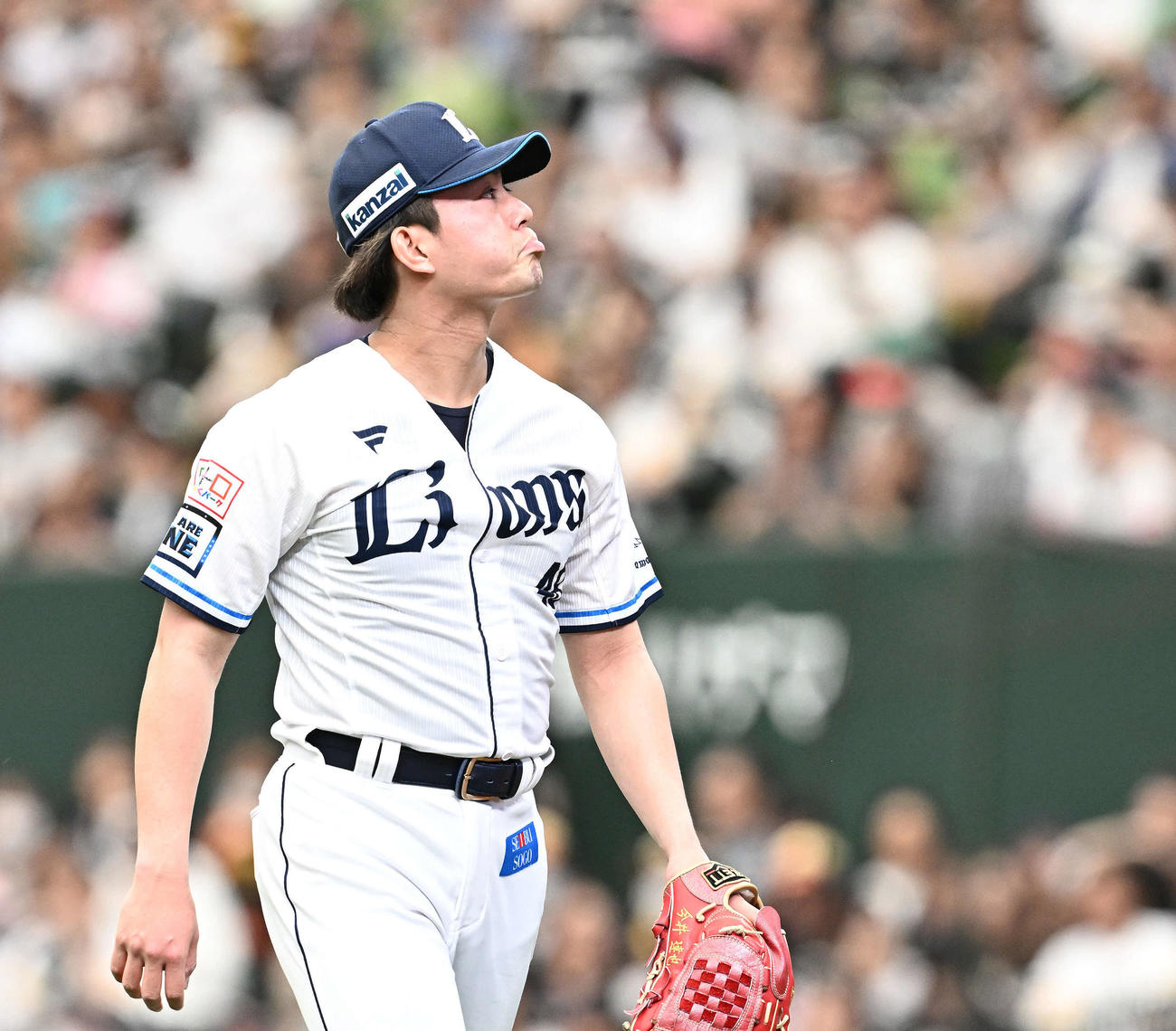 西武対ソフトバンク　1回表、先制を許した西武先発の今井は浮かない表情で引き揚げる（撮影・滝沢徹郎）