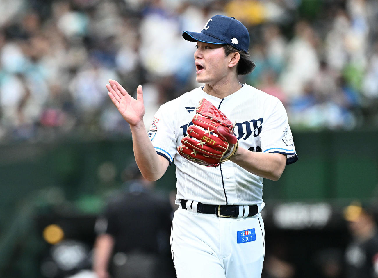 西武対ソフトバンク　2回表を投げ終えた西武先発の今井はナインに声をかけ引き揚げる（撮影・滝沢徹郎）