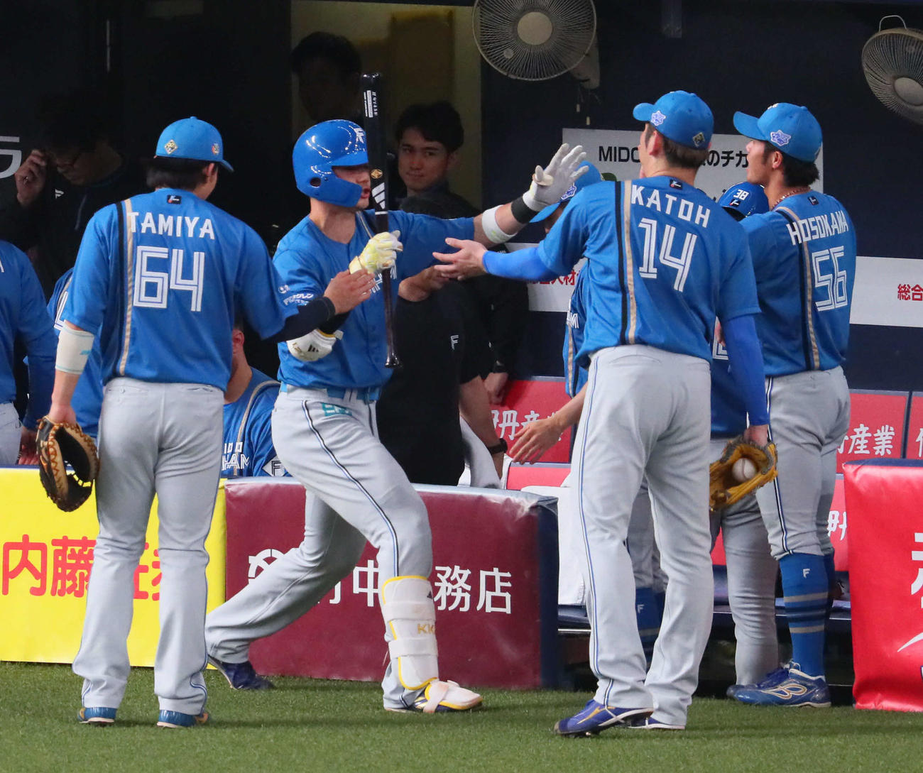 オリックス対日本ハム　5回表日本ハム1死三塁、清宮は左犠飛を放ちナインに迎えられる（撮影・宮崎幸一）