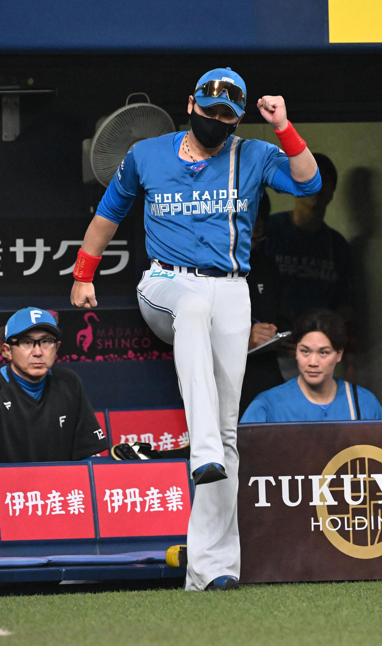 オリックス対日本ハム　8回、マルティネスに代走を送る日本ハム新庄監督（撮影・和賀正仁）