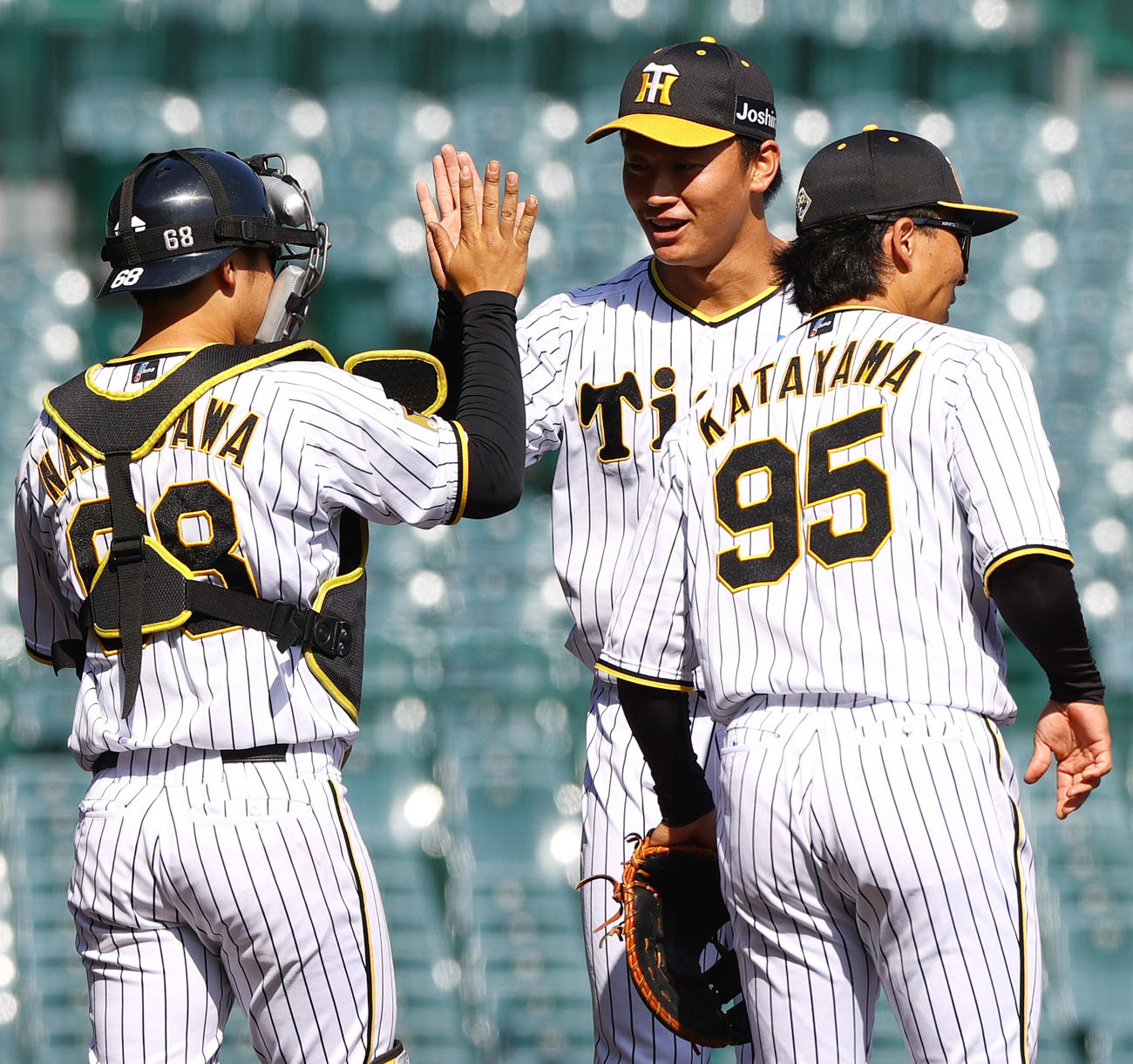 ウエスタン・リーグ　阪神対くふうハヤテ　試合を締めた阪神森木（中央）は捕手中川とタッチをかわす（撮影・上山淳一）