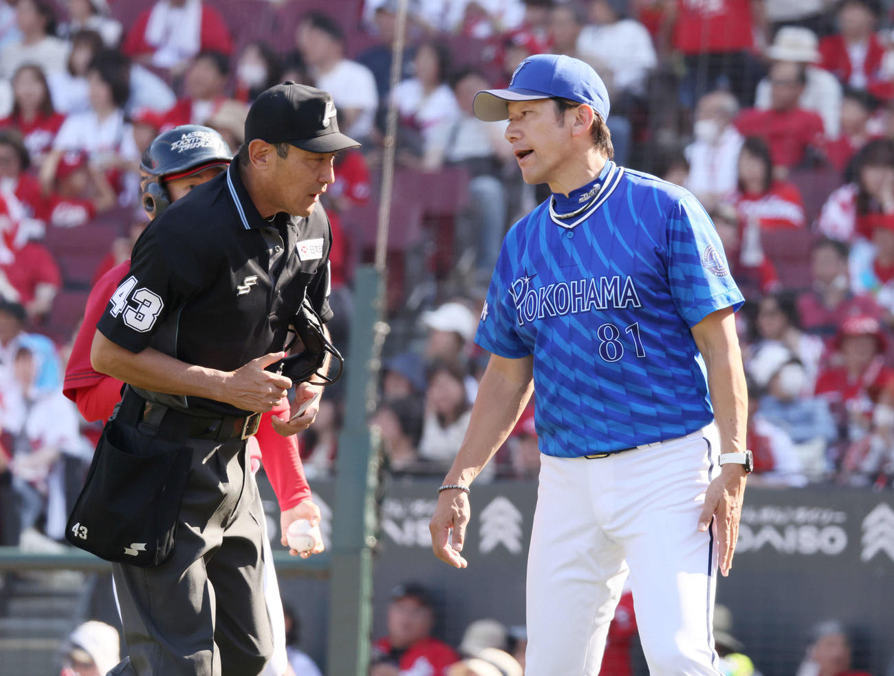 広島対DeNA 8回表終了時、交代を告げる三浦監督（撮影・加藤孝規）