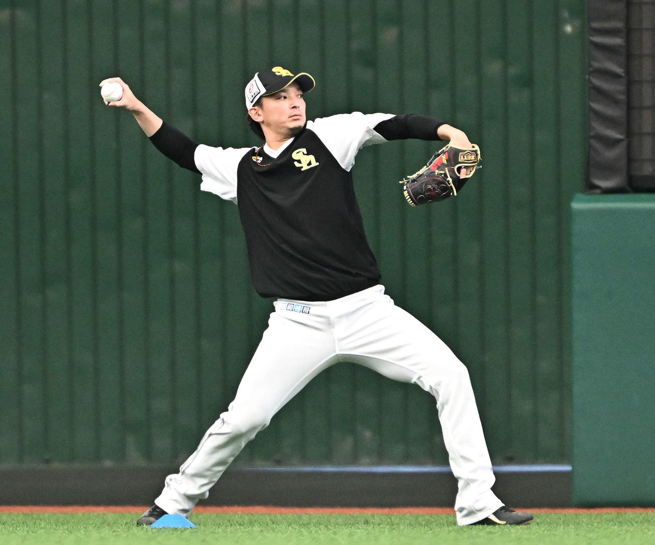 西武対ソフトバンク　試合前練習のキャッチボールで調整するソフトバンク東浜（撮影・滝沢徹郎）