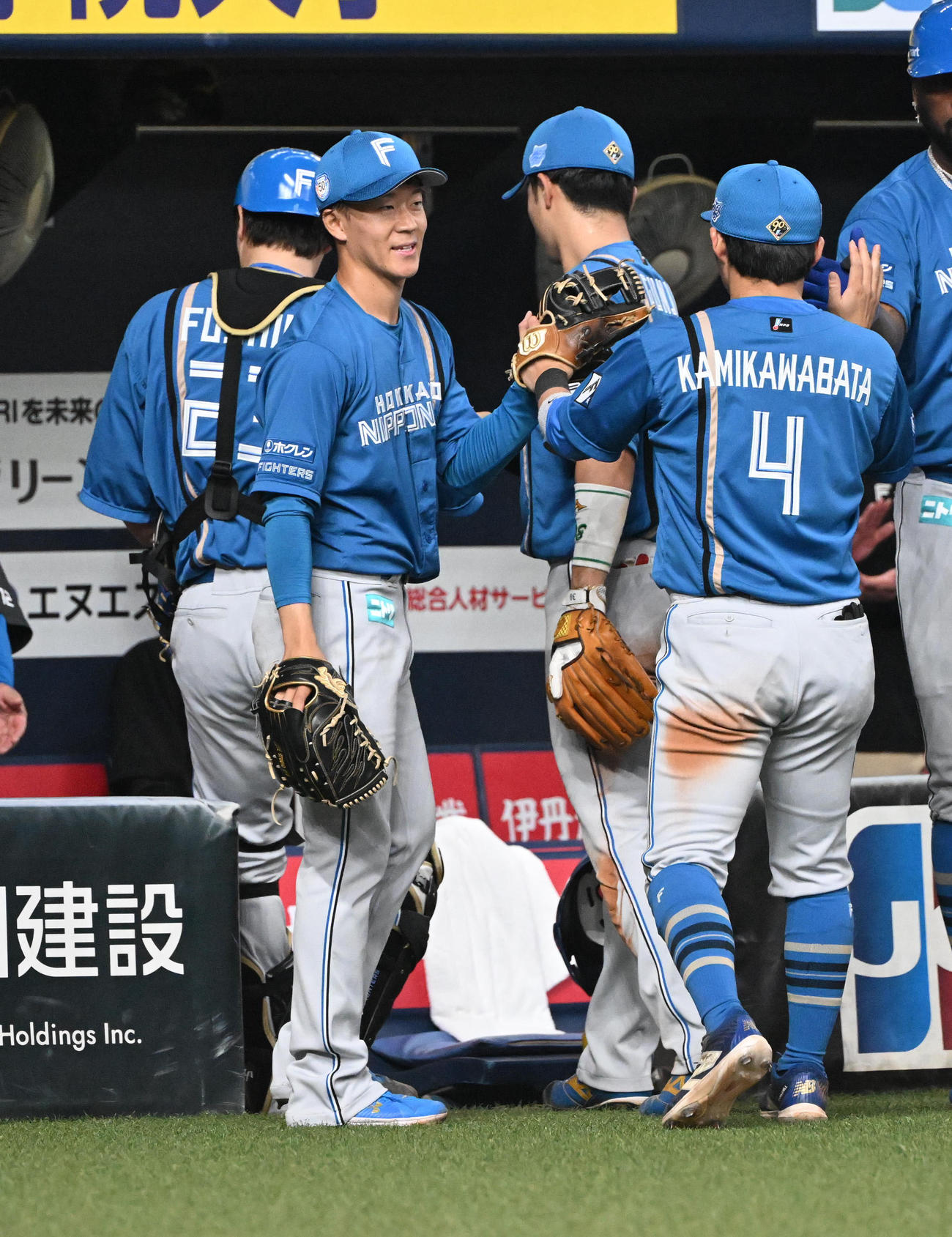 オリックス対日本ハム　7回裏を無失点としナインを迎える日本ハム矢沢（撮影・和賀正仁）