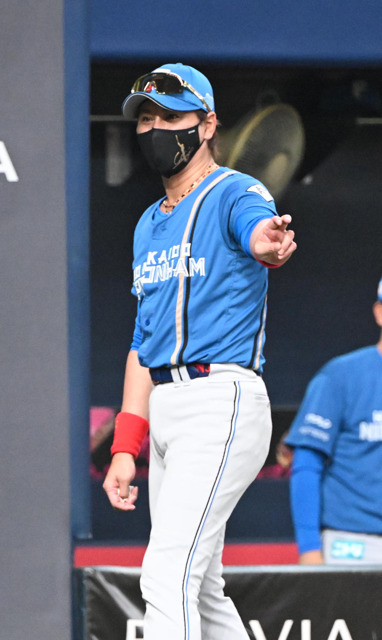 オリックス対日本ハム　7回表を終え選手の交代を告げる日本ハム新庄監督（撮影・和賀正仁）