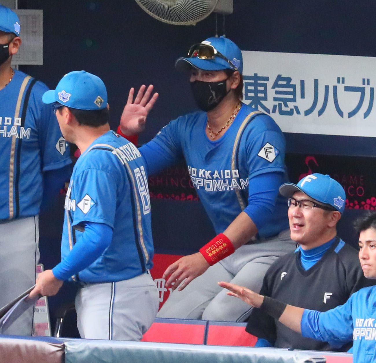 オリックス対日本ハム　8回表日本ハム1死一、二塁、万波の投ゴロ併殺打に「リクエストしません」と手を振る新庄監督（撮影・宮崎幸一）