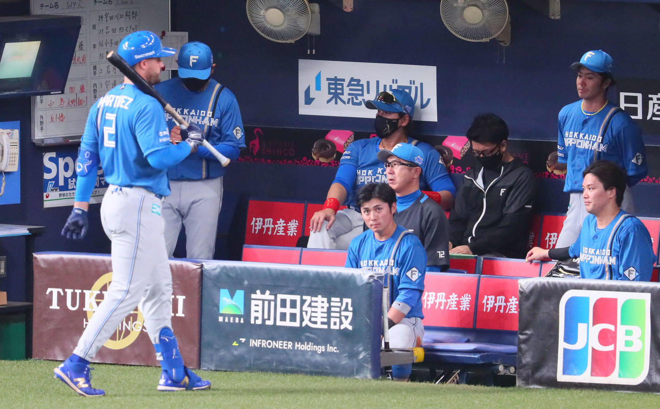 オリックス対日本ハム　4回表日本ハム無死一塁、マルティネスが空振り三振に倒れて渋い表情の新庄監督（中央後方）ら（撮影・宮崎幸一）
