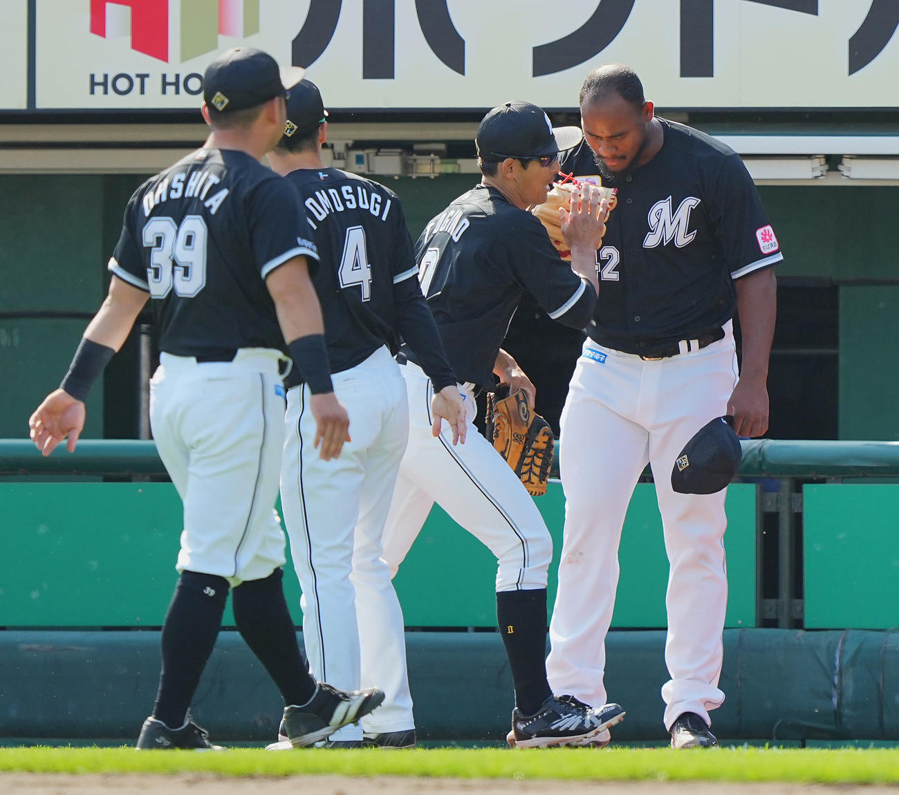 楽天対ロッテ　6回裏楽天2死一、二塁、阿部の打球を好捕した荻野（中央）に頭を下げ感謝するメルセデス（右）（撮影・垰建太）