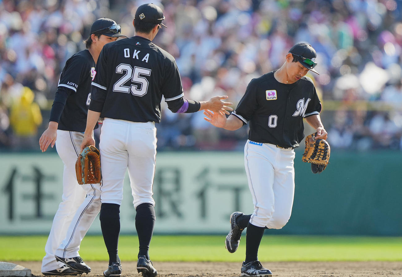楽天対ロッテ　楽天に勝利しタッチを交わす荻野（右）らロッテナイン（撮影・垰建太）