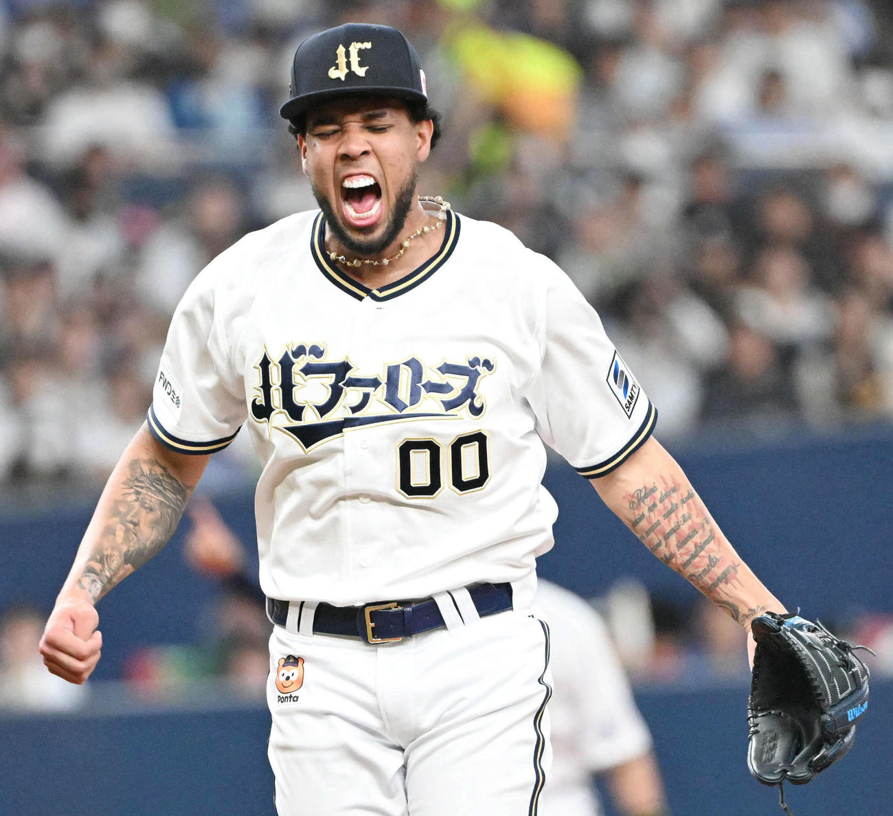 オリックス対日本ハム　6回表日本ハム1死三塁、ピンチから2者連続三振としガッツポーズするエスピノーザ（撮影・和賀正仁）