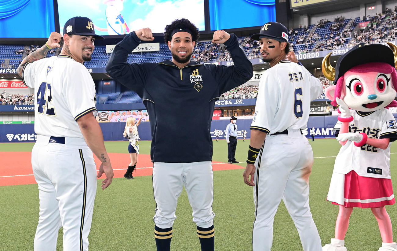 オリックス対日本ハム　試合後、ポーズを取る左からマチャド、エスピノーザ、宗（撮影・和賀正仁）