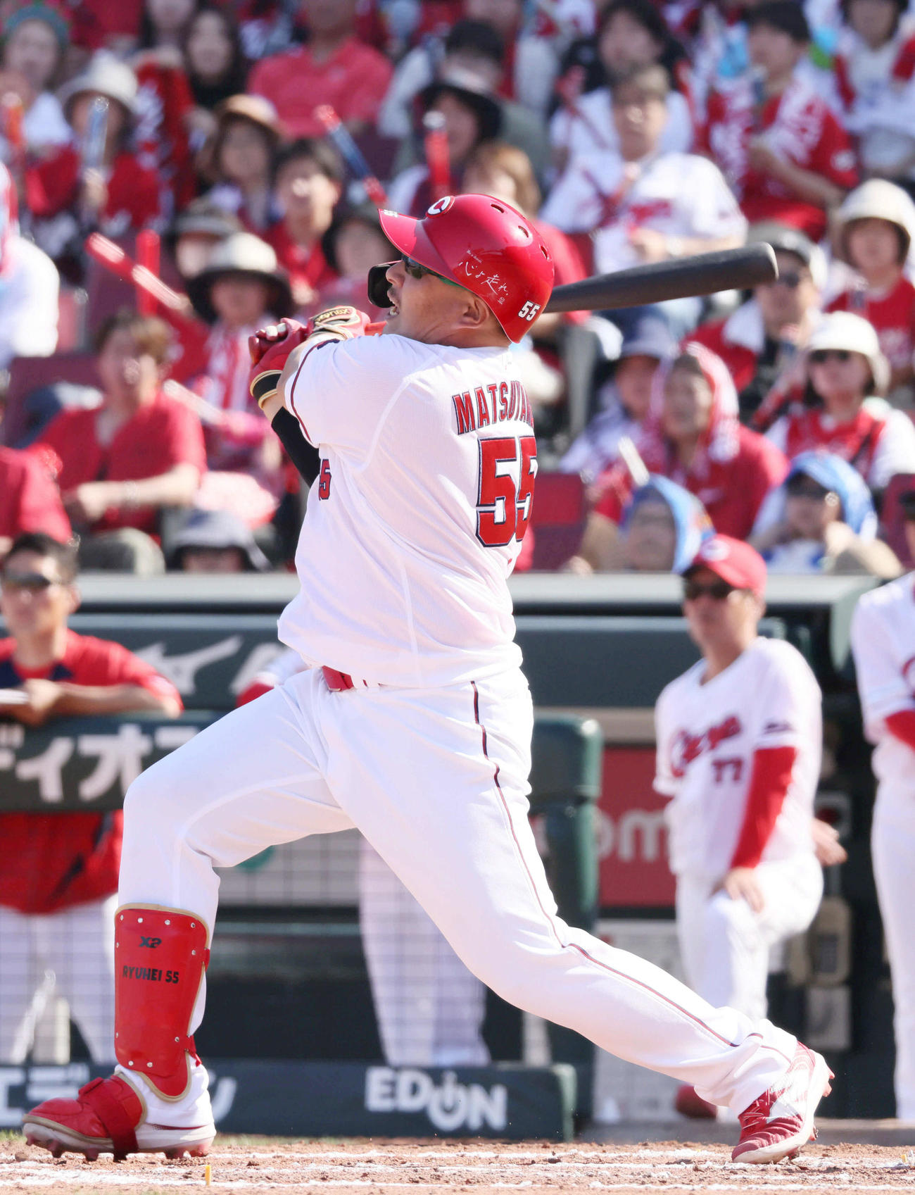 広島対DeNA 7回裏広島2死一、三塁、代打の松山は勝ち越しの右越え3点本塁打を放つ（撮影・加藤孝規）