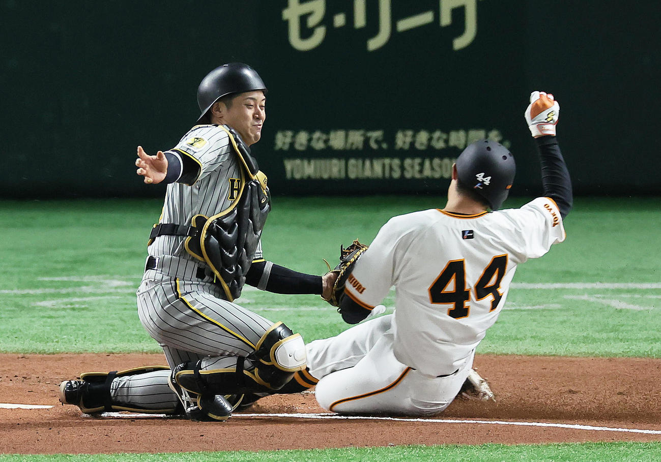 巨人対阪神　1回裏巨人1死一塁、吉川の右二塁打で本塁を狙った一塁走者佐々木（右）はアウトとなる。捕手坂本（撮影・足立雅史）