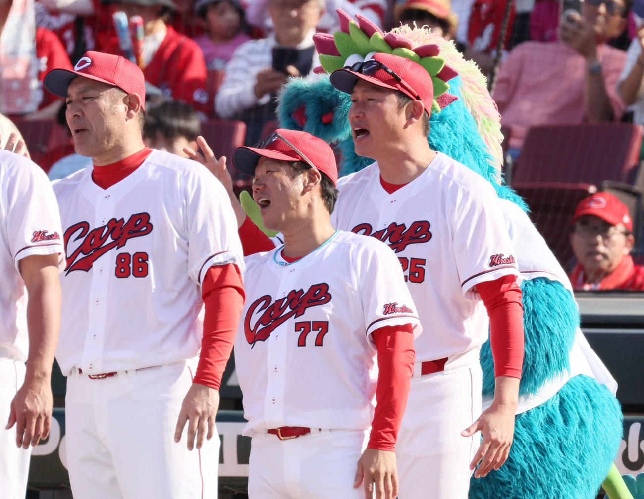 広島対DeNA DeNAに勝った広島ナインを迎える新井監督（右）（撮影・加藤孝規）